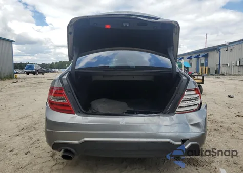 2013 Mercedes-Benz C 250 z USA, uszkodzony, nr VIN WDDGF4HB5DA771327